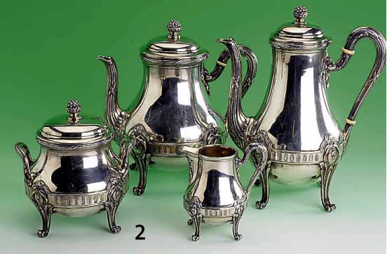 Kaffeekanne, Teekanne, Zuckerdose und Sahne- gießer, Frankreich um 1900, 950er Silber, nachgestochen, reich verziert mit Beerenbe- krÖnungen, ...