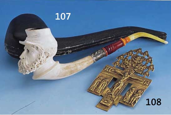 Übergroße Meerschaumpfeife mit Bernstein- MundstÜck, deutsch um 1890, Kopf vollpla- stisch geschnitzt in Form eines Franzosenkop- fes, fein ...