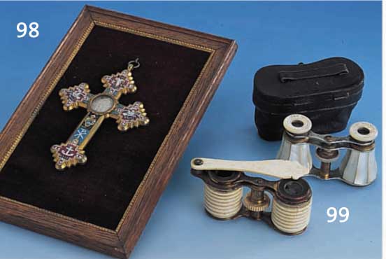 Wandkreuz, Italien um 1900, Messing, Reste alter Vergoldung, Mosaikeinlage in guter Erhaltung mit Tauben, Anker, Trauben, bez. Roma anno Santo ...