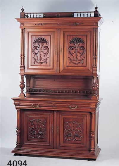 AUFSATZBUFFET, FRANKREICH, UM 1880, NUßBAUM MASSIV Z.T. FURNIERT, GESCHNITZTE KASETTEN, LEICHT SCHWUNDRISSIG, GEDRECHSELTES VOLL- SÄULENDEKOR, ...