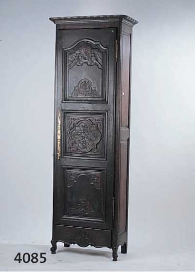 STECKSCHRANK, FRANKREICH, WOHL NORMANDIE, TÜR 18. JHD., EICHE MASSIV, GESCHNITZTE KASSETTEN MIT BLUMEN- UND TAUBENMOTIV, KORPUS IM 20 JHD. DAZU ...