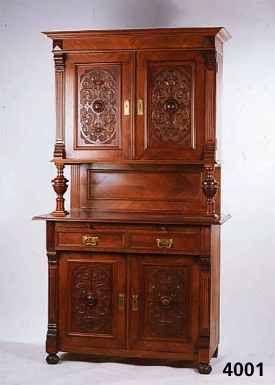 Aufsatzbuffet, Frankreich, um 1880/90, Nuß- baumfurnier, reich geschnitzte Kasetten, ausziehbare Arbeitsplatte, JugendstilbeschlÄge , ca. ...