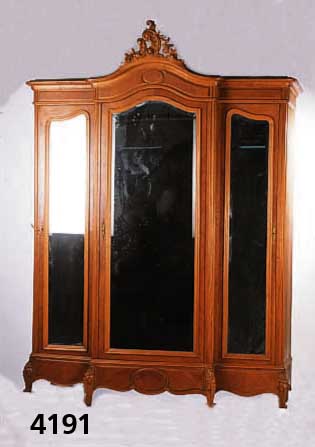 Großer 3-tÜriger Kleiderschrank, Frankreich, um 1900, Nußbaumfurnier, mit facettierten SpiegeleinsÄtzen, leichte Furnier- bzw. Alters schÄden, ...