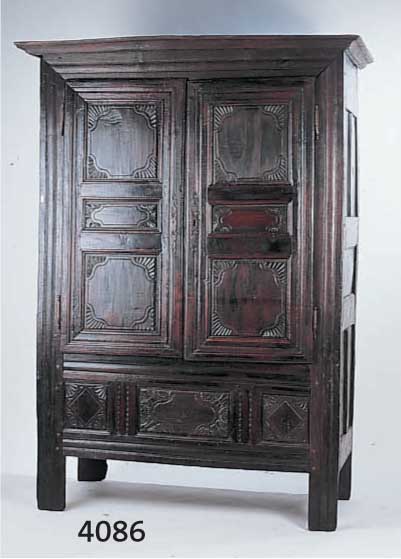 RAHMENSCHRANK, BURGUND, UM 1800/20, EICHE MASSIV, BÄUERLICH, SCHAUFRONT 8-FACH KASSE- TIERT, FÜLLUNG AUS DEM VOLLHOLZ GESCHNITZT, ABSTRAKT ...
