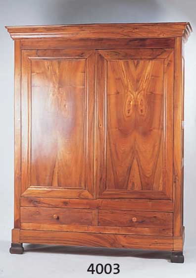 WÄSCHESCHRANK, ELSAß, 1880/90, NUßBAUM MASSIV, LEICHT VERZOGEN, 2 SOCKELSCHUBLADEN, ALTERSSCHÄDEN, SCHÖNES LEBENDIGES GESAMTBILD, CA. ...