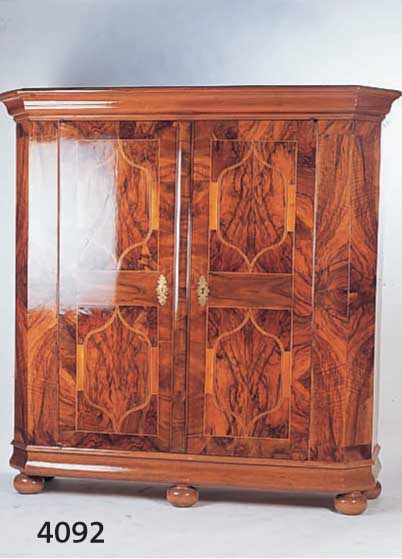 SCHRANK, DEUTSCH, WOHL DRESDEN, ZWISCHEN 1780/ 1810, KORPUS WEICHHOLZ, WURZELNUßFURNIER Z. T. GESPIEGELT, ORIGINAL BESCHLÄGE, SCHLOß UND ...