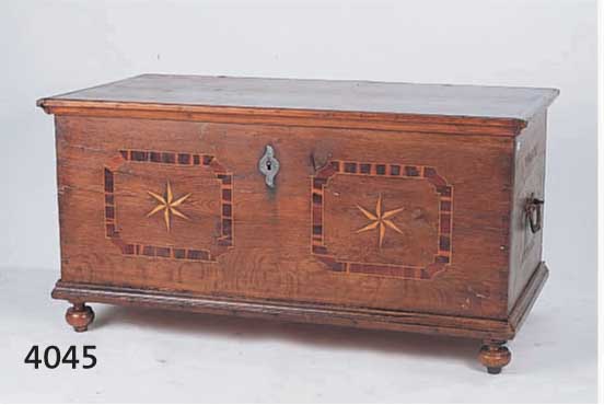 TRUHE, ERSTE HÄLFTE 19. JH., EICHE MASSIV, MIT INTARSIEN, DECKEL UND FÜßE SPÄTER ERGÄNZT, ALTERSSCHÄDEN, CA. 64X125X62 CM