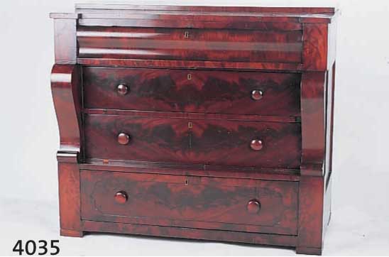KOMMODE, 1835/45, MAHAGONIFURNIER AUF WEICH- HOLZ, PYRAMIDENMAHAGONI GESPIEGELT, FURNIER BESCHÄDIGT, SCHLÖSSER FEHLEN, EHEMALIGES AUF- ...