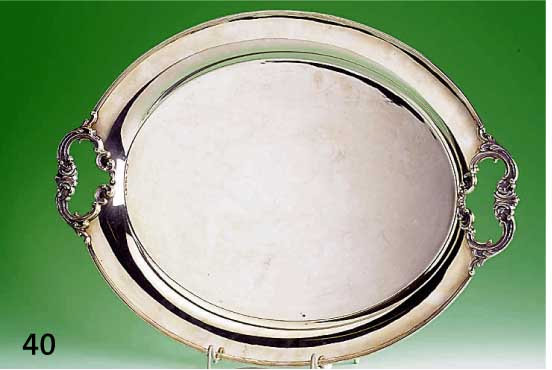Ovales Tablett, 925er Silber, total ca. 2045 g, intergr. Griff mit Rokaillenverz., H ca. 3 cm, ca. 56 x 40 cm, Gebr.-Sp., prunk- voll