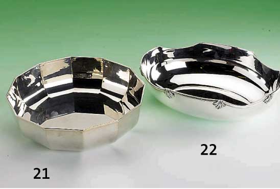 Anbietschale, 925er Silber, ca. 490 g, umlaufends Band mit plastischen Muscheln, Rand gewellt, H ca. 7 cm, ca. 25.5 x 19.5 cm