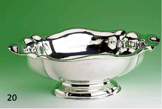Prunkanbietschale, 800er Silber, total ca. 2040 g, Barockstil, reich gebogt und ge- schweift, Hammerschlagverzierung, H ca. 16.5 cm, ca. 50 x 38 ...