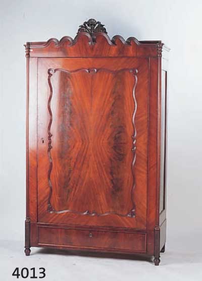 KLEIDERSCHRANK, MITTELDEUTSCH, UM 1850/60, KORPUS WEICHHOLZ, PYRAMIDENMAHAGONI GESPIEGELT , SCHNITZEREIEN AUS DEM VOLLHOLZ, BREZELFÜLL- UNG, ...