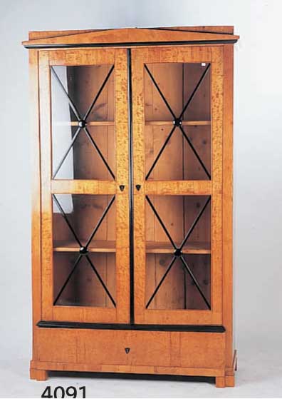 BIEDERMEIERSCHRANK, WOHL BERLIN, UM 1820/30, KORPUS WEICHHOLZ, BIRKE, BIRKEWURZELFURNIER, Z.T. GESPIEGELT, PARTIELL SCHWARZ GEFAßT, VERSTREBUNGEN ...