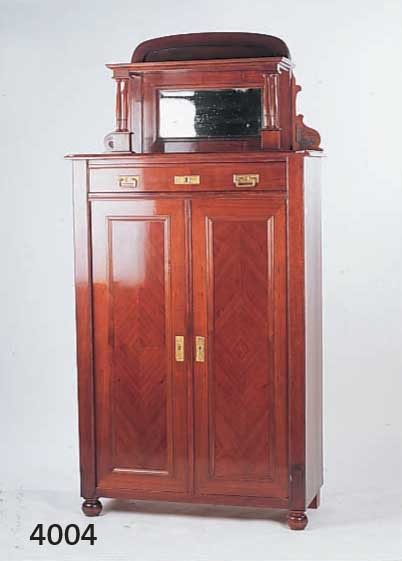 VERTIKO, NORDDEUTSCH, UM 1900/05, KORPUS WEICHHOLZ, NUßBAUMFURNIER, WURZELNUß GESPIE- GELT, AUF MAHAGONI GEBEIZT, FACETTIERTER SPIEGEL Z.T. ...