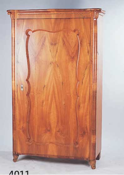 KLEIDERSCHRANK, ÖSTERREICH, 1835/40, WURZEL- NUßFURNIER, RÜSTERFURNIER, OBSTHOLZ, BREZEL- FÜLLUNGEN, PERLLEISTENSTAB, IN SICH GESCHWUNG- EN, ...