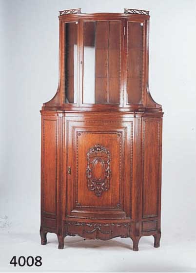 AUFSATZECKVITRINE, DEUTSCH, 1900/10, FRONT EICHE MASSIV, BOMBIERTE FORM, REICHE, AUFGE- SETZTE SCHNITZEREIEN IM LOUIS XVI-STIL, GERIEFT, ...