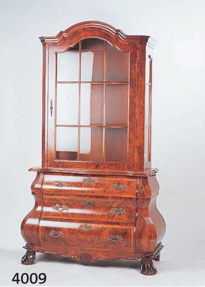 AUFSATZVITRINE, HOLLAND, NACH 1950, KORPUS WEICHHOLZ, BUCHE UND EICHE MASSIV, FEIN GE- ZEICHNETES WURZELNUßFURNIER Z.T. GESPIEGELT, OBERTEIL ...