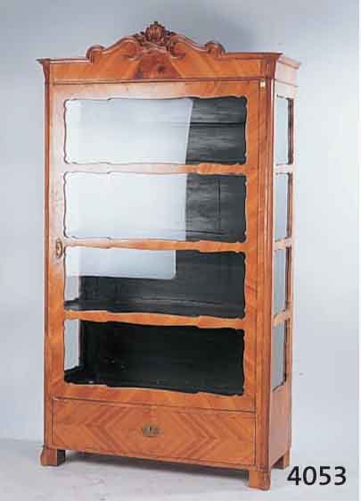 VITRINE, MITTELDEUTSCH, 1840/50, KORPUS WEICHHOLZ, KIRSCHBAUMFURNIER GESPIEGELT, SOG. BREZELAUSSCHNITTE VERGLAST, LISENEN UND BEKRÖNUNG AUS DEM ...