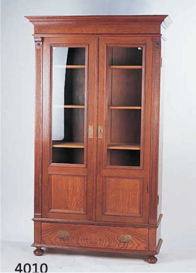 WÄSCHESCHRANK, DEUTSCH, 1900/10, KORPUS WEICHHOLZ UND EICHE, FRONT TEILWEISE VERGLAST, KASSETIERT, SCHUBLADE, LISENEN GERIEFT, 5 EINLEGEBÖDEN, ...