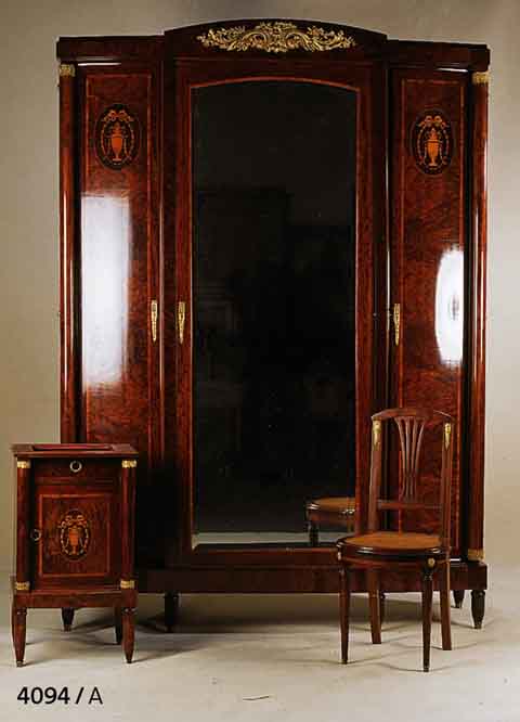 SCHLAFZIMMER, FRANKREICH, 1895-1900, WURZEL- NUSS GESPIEGELT, KORPUS EICHE MASSIV, BESTEH- END AUS 2 BETTEN, 1 NACHTTISCH, 1 FRISIERTISCH , 2 ...