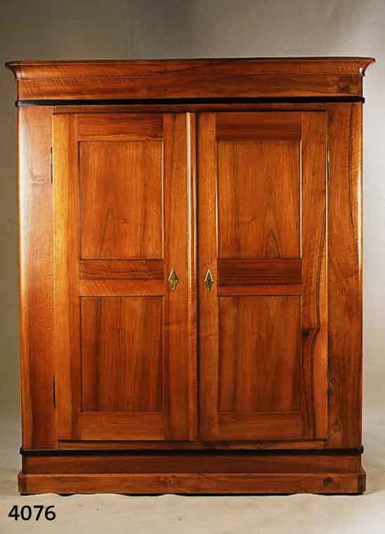 BIEDERMEIERSCHRANK, PFALZ, UM 1830/40, NUß- BAUM MASSIV, FRONT 4-FACH KASSETIERT, SEITEN DAZU PASSEND, KOPF ZURÜCKHALTEND AUSLADEND ELEGANT, ...