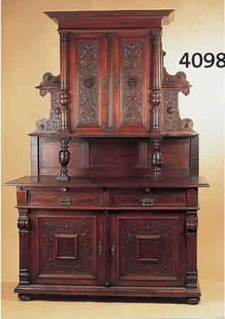 GROßES AUFSATZBUFFET, DEUTSCH, UM 1890, EICHE MASSIV, KASSETTIERT, MIT GESCHNITZTEN KASSETTEN, AUSZIEHBARE ARBEITSPLATTE, L. GEBRAUCHSSCHÄDEN, ...