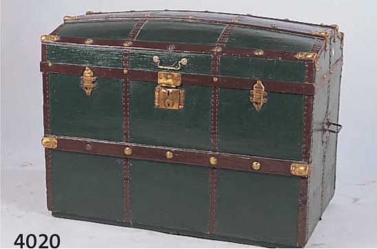 ÜBERSEEKOFFER, FRANKREICH, UM 1900, WEICHHOLZ, METALLBÄNDERUNGEN, MESSINGBESCHLÄ- GE, SEK. GRÜN/ BRAUN GEFAßT, SEITLICHE TRAGE- GRIFFE, ...