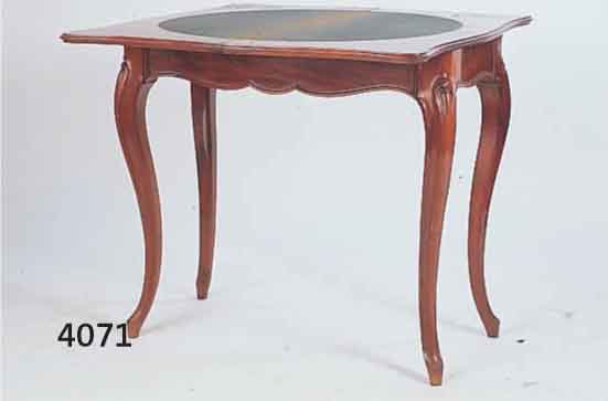 SPIELTISCH, DEUTSCH, UM 1890/1900, MAHAGONI, GESCHWUNGENE TISCHBEINE GESCHNITZT UND KANNELIERT, AUFKLAPPBARE TISCHPLATTE MAHAGONI FURNIERT MIT ...