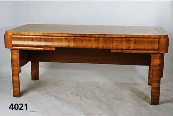 Schreibtisch, deutsch, um 1928/32, NÄhe zu Dresdner WerkstÄtte, kaukasischer Nuß- baum z.T. gespiegelt, 3 Schubladen, unter den Seitenschubladen ...
