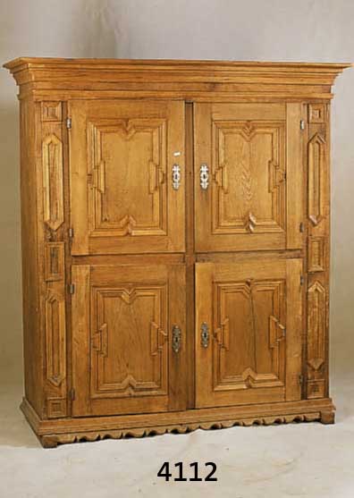 SCHRANK, LIPPE-DETMOLD, 19.JH., EICHE MASSIV, GESCHNITZTE APPLIKATIONEN, 4 TÜREN, 2 EINLEGEBÖDEN, SPANNUNGSRISSE, CA. 163X146X55 CM, MIT ...