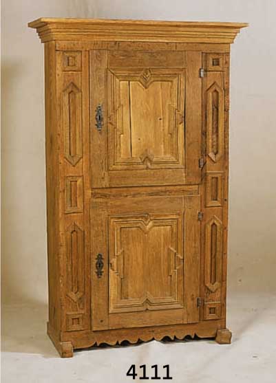SCHRANK, LIPPE-DETMOLD, 19. JH., EICHE MASSIV, GESCHNITZTE APPLIKATIONEN, 2 TÜREN, 2 EINLEGEBÖDEN, SPANNUNGSRISSE, CA. 149X93X41 CM, MIT ...