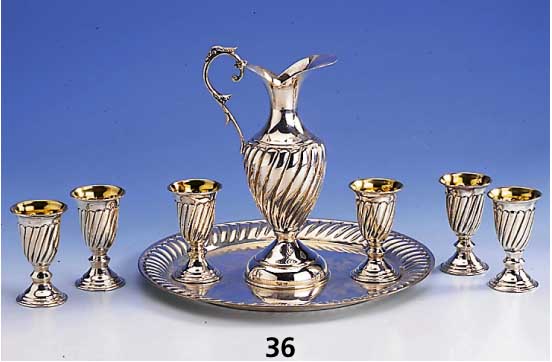 LikÖrkaraffe mit 6 Kelchen auf Tablett, 900er Silber, Barockstil, Rillendekor goudro- niert, H ca. 17 cm, d. ca. 23 cm, Kelche in- nenvergoldet, ...