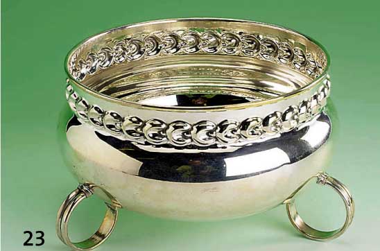 Anbietschale auf 3 FÜßen, 925er silber, Rand mit stil. Rocaillendekor, H ca. 11 cm, Dca. 18 cm