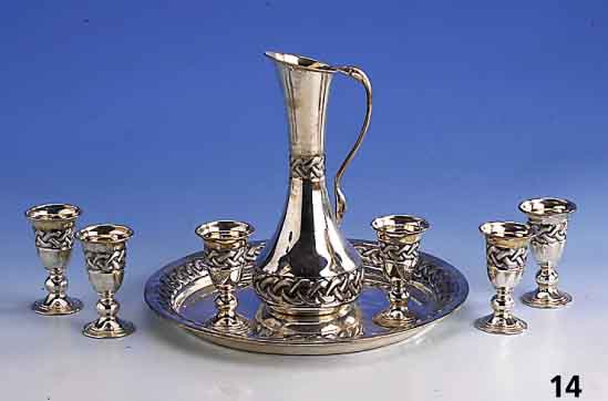LikÖrkaraffe mit 6 Kelchen auf Tablett, 900er Silber, stil. Flechtkordeldekor, getrie- ben u. teilsatiniert, plast., H ca. 20 cm, D. ca. 24 cm, ...