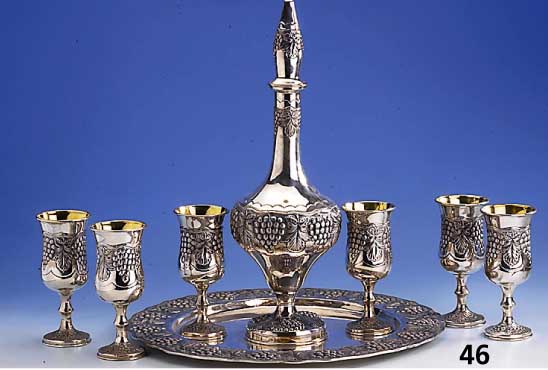 Weinkaraffe, 6 Kelche und 1 Tablett, 900er Silber, innenvergoldet, relief. Weinlaubdekor, teilsatiniert, zisel./nachgestochen, elegant u. ...