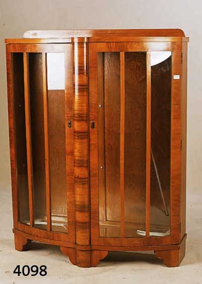 VITRINE, FRANKREICH, UM 1930/35, KORPUS WEICHHOLZ, NUßBAUMFURNIER GESPIEGELT, MIN. VERZOGEN NICHT STÖREND, SAMMLERSCHRANK, GLAS- EINLEGEBÖDEN, ...