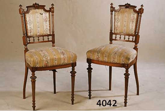 5 STÜHLE, FRANKREICH, UM 1895/1900, NUßBAUM MASSIV, VIELFACH GEDRECHSELT UND KANELIERT, FREISTEHENDE SÄULEN, KLASSIZISTISCH MIT BAROCK ...