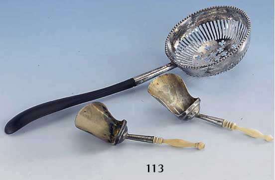 Konvolut, deutsch, 1835/40, Silber gepr., teilverg., best. aus: Teesieb und 2 Schau- feln, Teesieb: Durchbrucharbeit, gesÄgt, Griff Ebenholz, ...