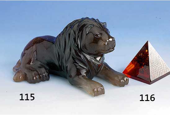 Briefbeschwerer aus Bernstein in Form einer Pyramide, sogn. Formbernstein, klar mit z.T. schÖnem lebendigem Einschlussbild, H ca. 7 cm, ehem. ...