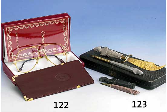 Cartier-Brille Santos 59 14, vergoldet, BÜgel bicolor gestreift, mit ein- geschliffenen GlÄsern, orig.Etui, Papiere, LedermÄppchen