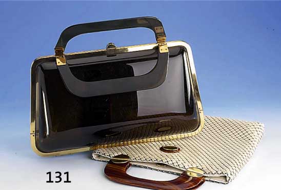Konvolut 2 Handtaschen, 50er Jahre, 1 x Mesh, Whiting & Davis, Amerika, MetallplÄttchen mit cremefarb. Hartlack, KunststoffbÜgel, ca. 28 x 32 ...