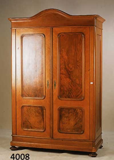 KLEIDERSCHRANK, DEUTSCH, UM 1900, BAROCKSTIL , TRAGETEILE NUßBAUM MASSIV, KORPUS Z.T. WEICH HOLZ, WURZELNUßFURNIER GESPIEGELT, SEHR LEBEN- DIG, ...