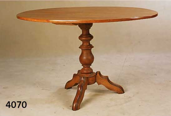 OVALER TISCH, DEUTSCH, UM 1870/80, PLATTE KIRSCHE MASSIV, FUß KIRSCHE UND NUßBAUM, KONSTURKTION WEICHHOLZ, LEICHTE OBERFLÄCHEN- SCHÄDEN, CA. ...