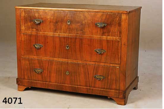 KOMMODE, DEUTSCH, UM 1890/1900, KORPUS WEICH HOLZ, VORDERFRONT UNTER VERWENDUNG ÄLTERER TEILE GEFERTIGT, DECKEL MASSIV NUßBAUM, LEICHTE ...
