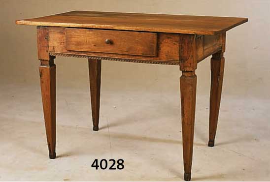 TISCH, LOUIS XVI, PFALZ, 1780-1810, NUßBAUM MASSIV, TISCHPLATTE SPÄTER, ZARGE MIT ZAHN- FRIES IM 19. JHD. VERÄNDERT, TEILRESTAURIERT, CA. ...
