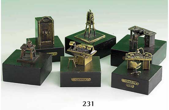 6 Miniatur-GoldschmiedewerkstÄtten: versch. Arbeitsbereiche mit entspr. Werkzeu- gen, sign. CADEAUX, 80er Jahre, auf Holz- sockel montiert, ...