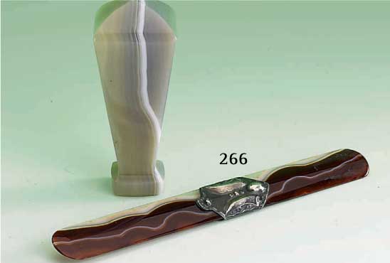 Konvolut aus Streifenachat, Idar-Oberstein um 1900: 1 x Petschaft, hellgrauer Achat, Bes.-Monogr., L ca. 9.5 cm, schwere QualitÄt; 1 x ...