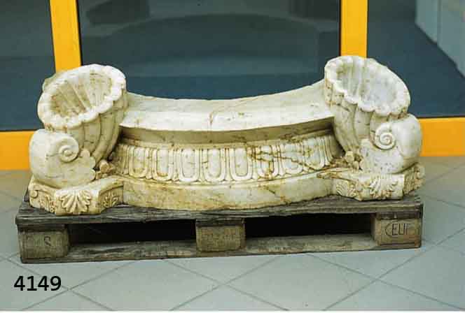 BRUNNENTEIL, INDIEN, IM KOLONIALSTIL, MARMOR, BAROCKSTIL, BILDHAUERARBEIT AUS EINEM STÜCK, MOTIVE: TRITONHÖRNER, ABSTRAKTER BLÄTTERFRIES, ...