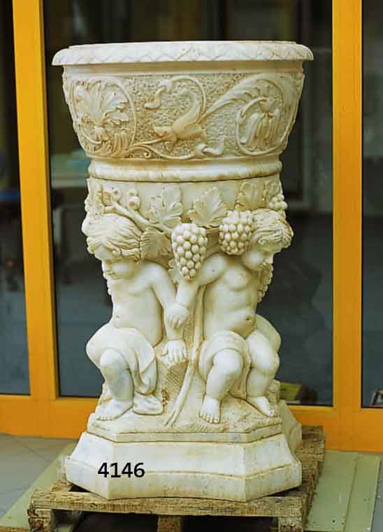 PARKVASE, MARMOR, INDIEN, MITTELTEIL IN FORM VON 4 PUTTOATLANTEN MIT REICHEM TRAUBEN- UND LAUBGEWINDE, OBERTEIL MIT ARKANTUSBLATT- VERZIERUNG, IM ...
