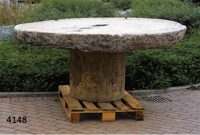 STEINTISCH, MÜHLSTEIN AUS GRANIT, MIT FUß, ETWA 150 JAHRE ALT, RILLEN FÜR MAHLGUT SICHT- BAR, ABNUTZUNGSSPUREN, SELTEN IM ANGEBOT, H. CA. 83 ...